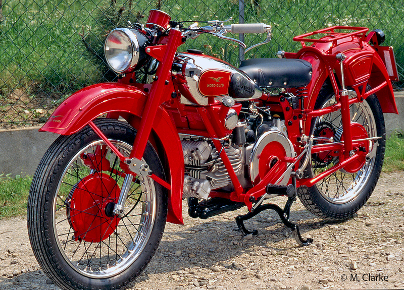 Sui suoi modelli stradali a cilindro orizzontale a partire dal 1947 la Guzzi ha utilizzato una interessante e funzionale forcella telescopica a steli rovesciati, ben visibile in questa foto di un Astore 500, diretto antenato del famoso Falcone