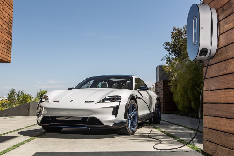 Nuovi punti di ricarica per lanciare la Porsche Taycan