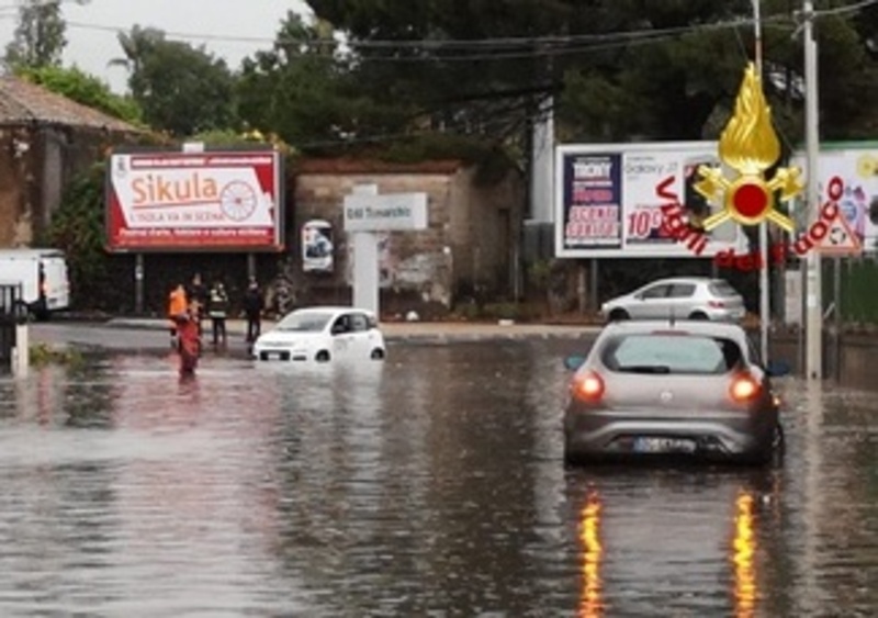 Nubifragio a Catania, strade chiuse e danni ad auto