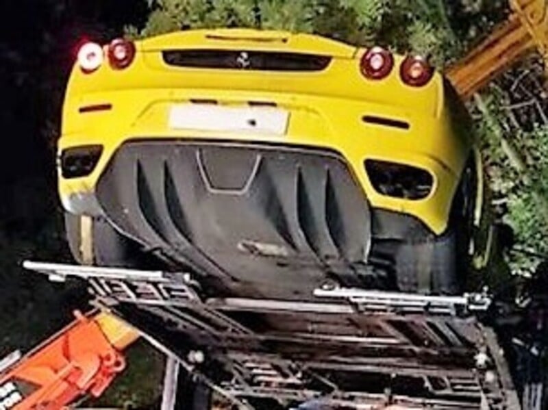 Giallo Ferrari su verde british, purtroppo causa incidente stradale, ma senza danni seri alle persone