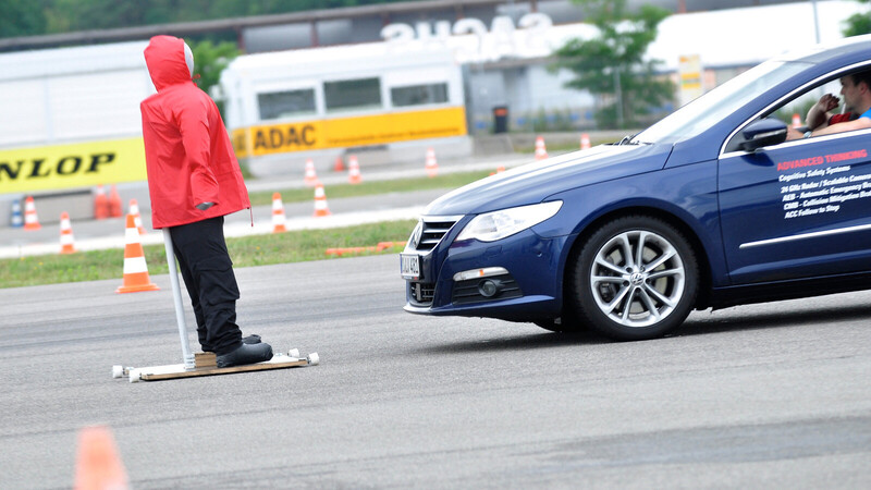 Frenata automatica: nel 2022 sar&agrave; di serie per tutte le auto