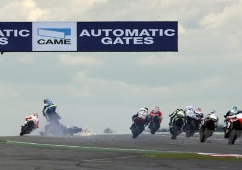 Paura a Silverstone nella gara della Supersport