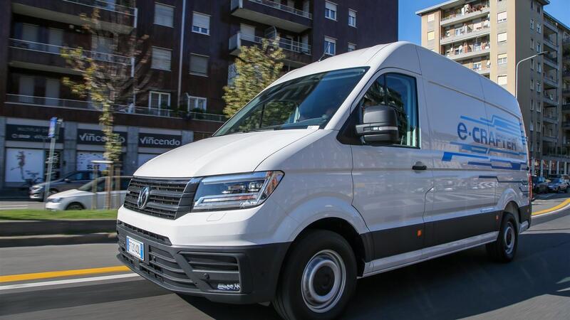 Volkswagen e-Crafter: come si elettrizza il furgone del corriere in citt&agrave; [video primo test]