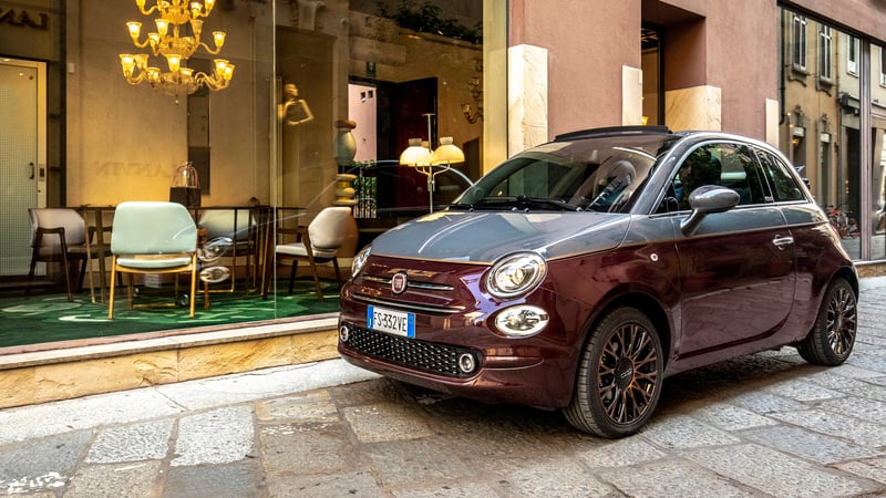 Nuova Fiat 500 Collezione, la cabrio che sfila a Milano Duomo [video]