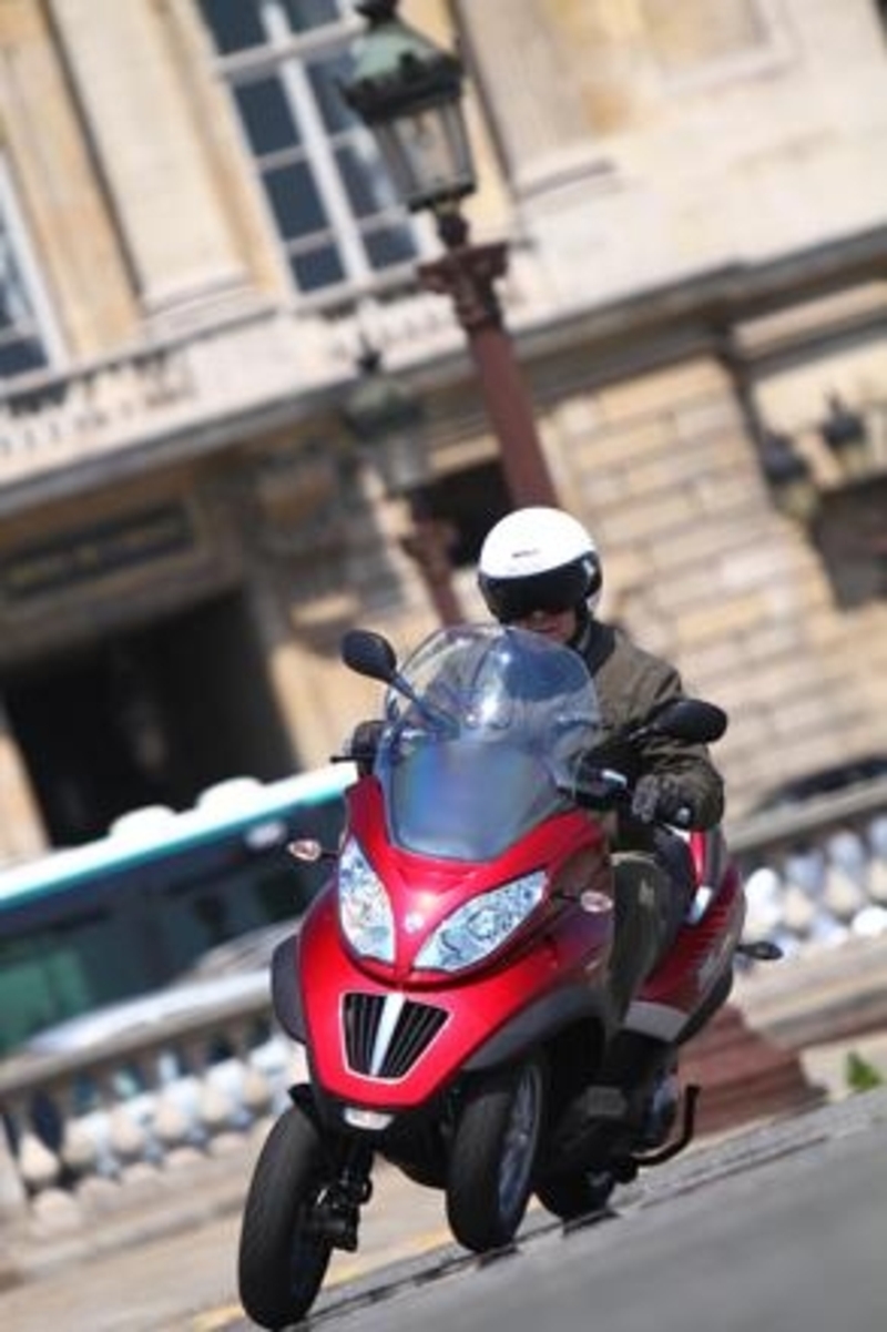 Piaggio MP3 Tour. Prima tappa Genova e Torino