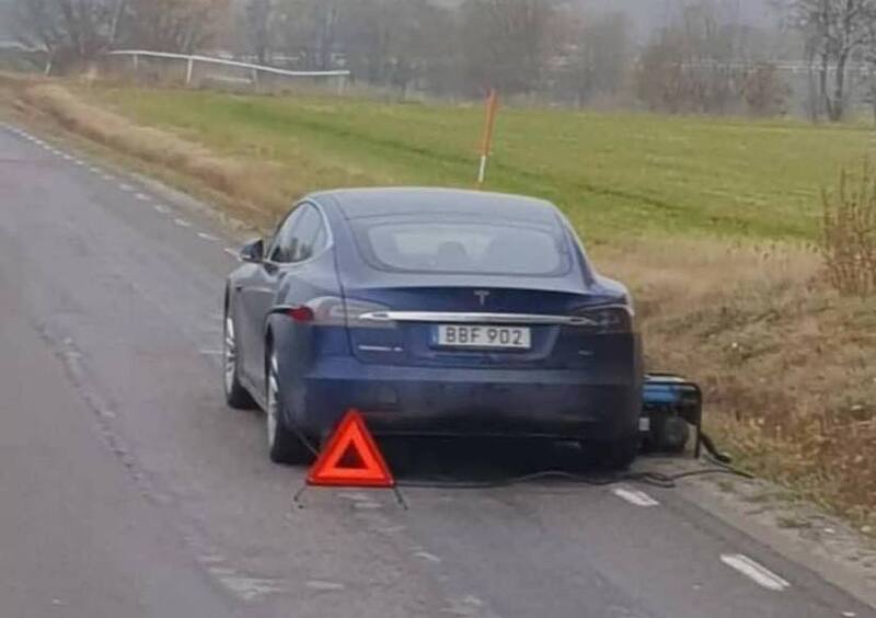 Tesla, rimane a piedi e ricarica l&#039;auto con il generatore 