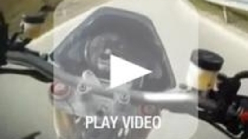 Aprilia Dorsoduro 1200 e Moto Guzzi V7 Racer. I video