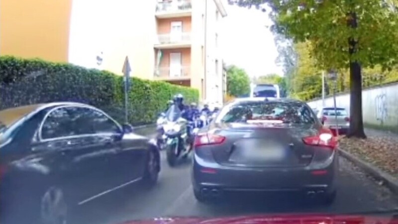 Saltano la coda, contromano, ma incontrano gruppo motociclisti dei vigili: retromarcia! [video]