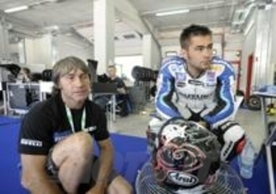 Haslam in BMW e Fabrizio in Suzuki. Haga con l’Aprilia