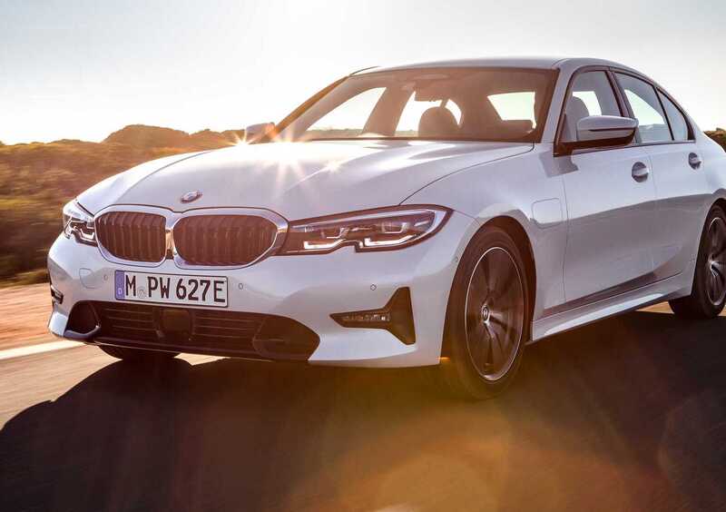 BMW 330e, l&#039;ibrida plug-in che mancava