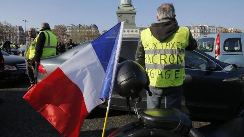 Francia nel caos per il caro Diesel: chi sono i &ldquo;gilet gialli&rdquo;