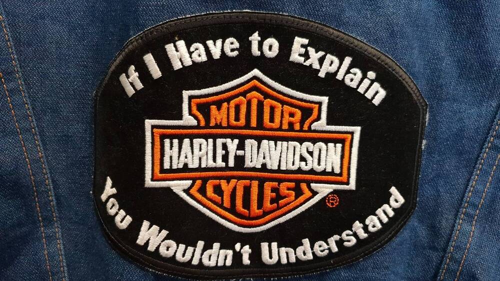 Giacca in jeans Wrangler con patch Harley-Davidson (5)