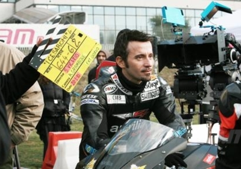 Max Biaggi e la sua Aprilia RSV4 guest star ne &quot;I Cesaroni&quot;