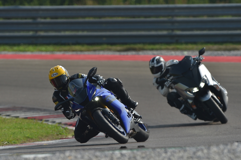 Yamaha TMAX: in pista con la YZF-R6