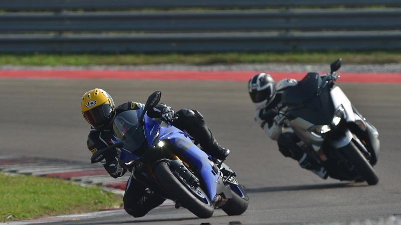 Yamaha TMAX: in pista con la YZF-R6