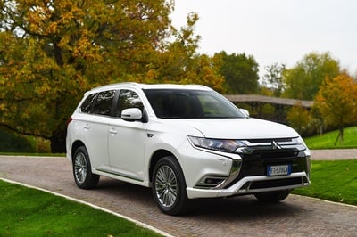 Mitusbishi Outlander PHEV 2019, gran comfort ma quel prezzo... [Video]