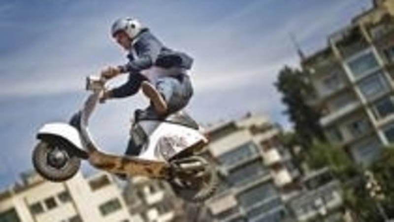 Una Vespa tra le rampe dei Red Bull X-Fighters a Roma