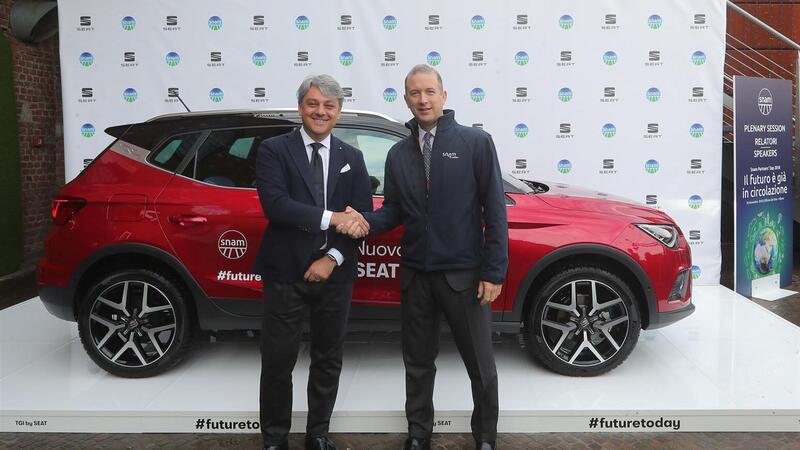 1 mano, ma anche 4 ruote: il metano accompagna la transizione verso la mobilit&agrave; elettrica
