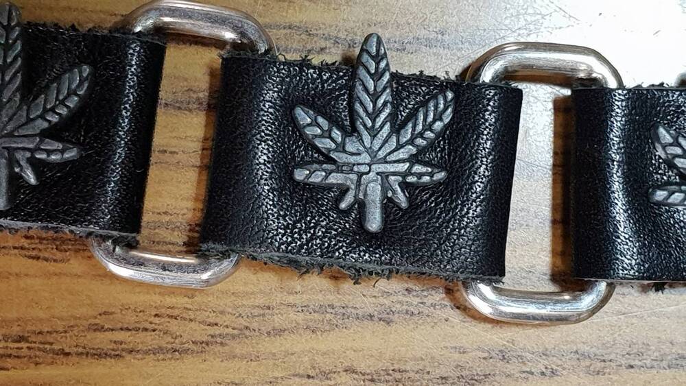 Braccialetto nero con foglio marijuana Custom (3)
