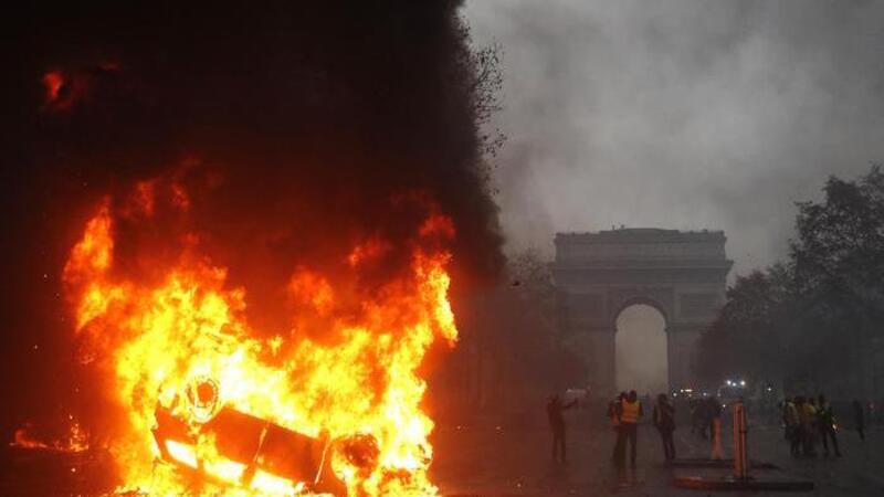 Gilet gialli, in Francia un terzo morto ad Arles