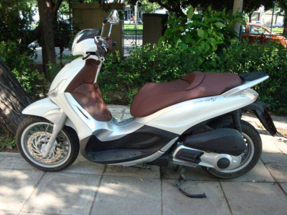 Piaggio Beverly 300 i.e. ABS-ASR (2016 - 20) (4)