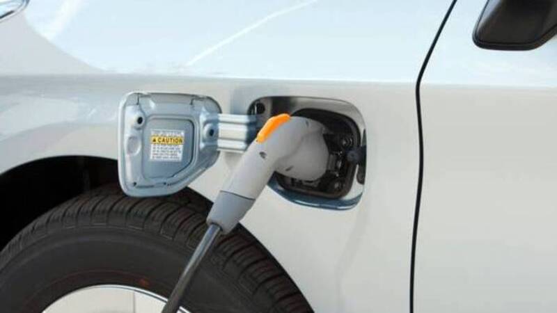 Manovra 2019, incentivi per auto elettriche e tasse per quelle inquinanti