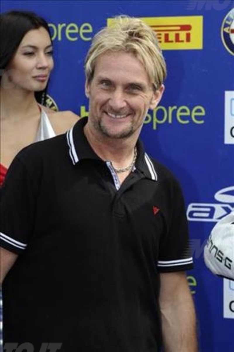 Carl Fogarty torna in pista con la Ducati 848