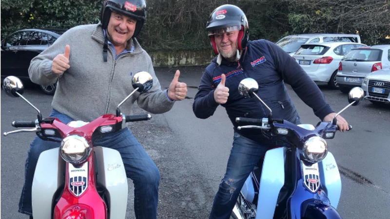 Moto Macchion: Gerry Scotti ha acquistato lo scooter Honda Super Cub 125