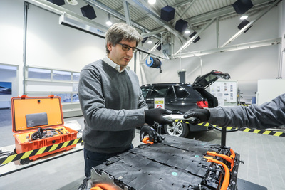 Tecnica BMW, Veicoli elettrificati: la manutenzione delle batterie [video]