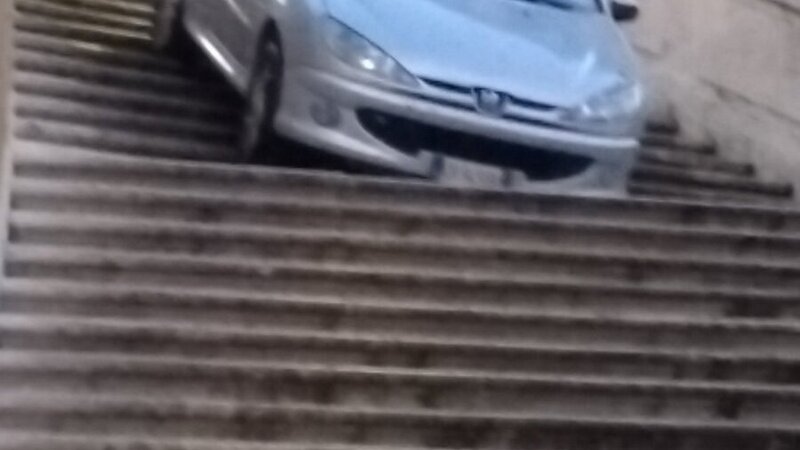 Roma, ubriaco con l&#039;auto gi&ugrave; dalla scalinata di Trinit&agrave; dei Monti. Denunciato