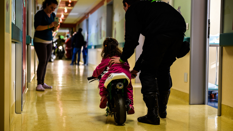 &quot;La moto fa bene&quot;. Motociclisti nel reparto Pediatria