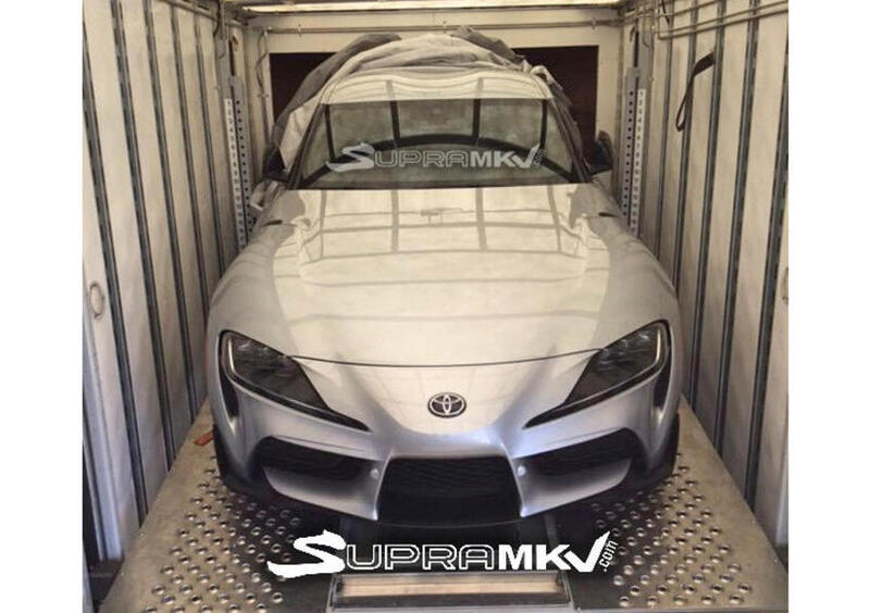 Toyota Supra: una foto svela il muso senza veli