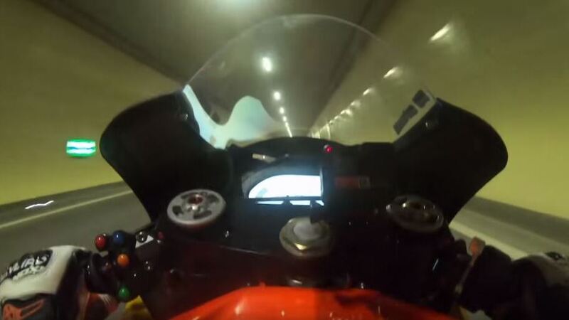 La KTM MotoGP di Oliveira dentro e fuori dal tunnel