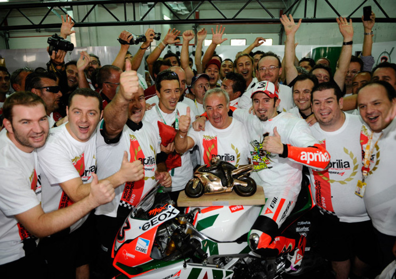 Max Biaggi firma con Aprilia per altri due anni