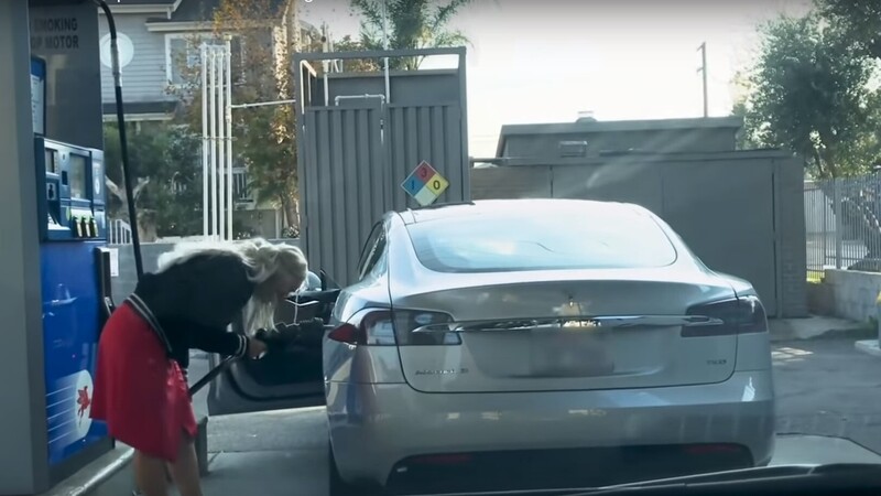 USA, prova a fare benzina ma &egrave; una Tesla elettrica! [Video]