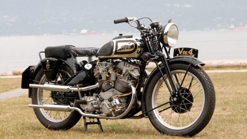 Moto d&#039;epoca: una AJS V-4 replica va all&#039;asta