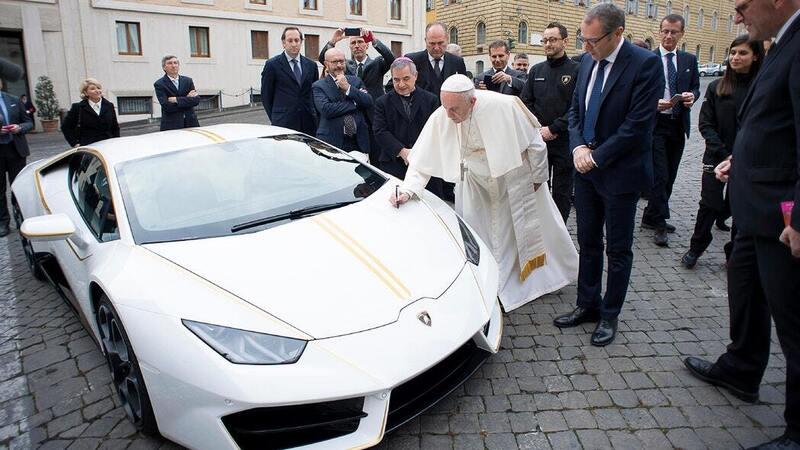 Un concorso per la Lamborghini Huracan di Papa Francesco