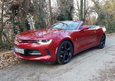 Chevrolet Camaro Cabriolet | Look americano, motore europeo... [Video]