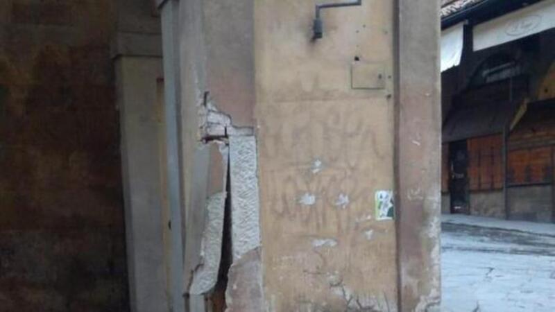 Firenze, auto si schianta contro il Corridoio Vasariano. Caccia al conducente