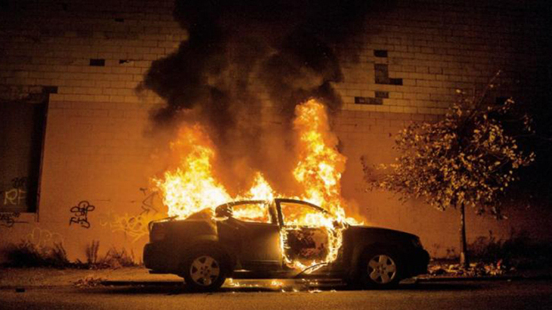 Lancia petardo e incendia una macchina. La sua!