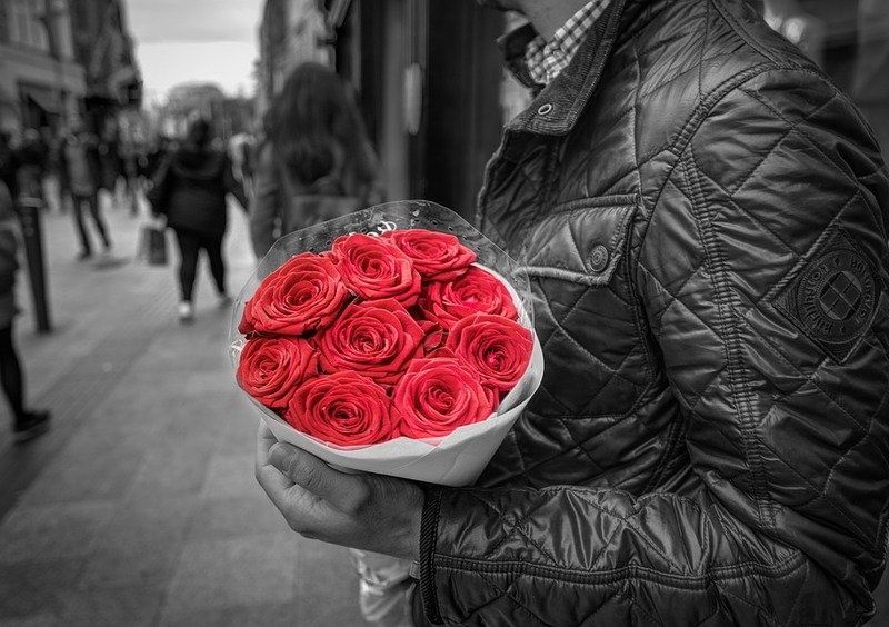 Va in metro all'appuntamento. La ragazza lo rifiuta