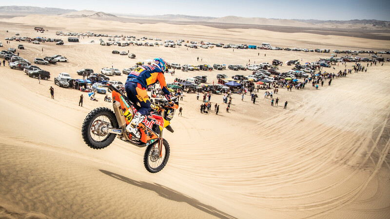 Dakar 2019 100% Per&ugrave;. Walkner (KTM) e Loeb (Peugeot) UFO a Nazca