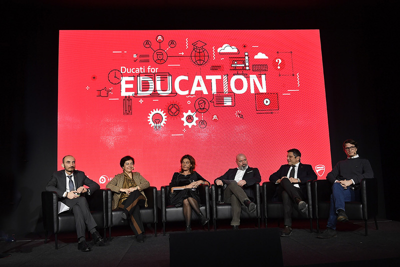 Il parterre della conferenza. Da sinistra Claudio Domenicali, Amministratore Delegato Ducati Motor Holding, Carmela Palumbo, Capo Dipartimento per il sistema educativo di Istruzione e Formazione del Ministero dell&rsquo;Istruzione, Universit&agrave; e Ricerca, Elena Ugolini, Consigliere Education della Fondazione Ducati e Preside del Liceo Malpighi di Bologna, Stefano Bonaccini, Presidente della regione Emilia Romagna, Francesco Ubertini, Magnifico Rettore Universit&agrave; di Bologna