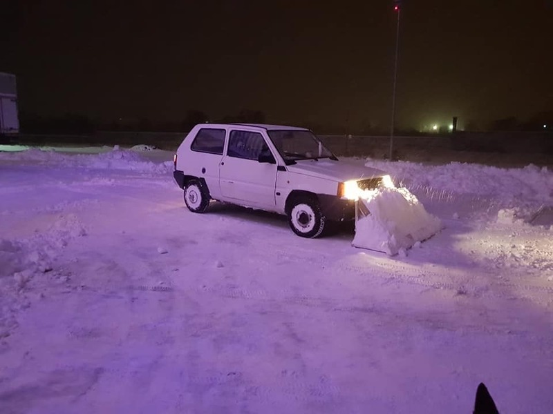 Strada bloccata? Un giovane falegname inventa la &ldquo;Panda spalaneve&rdquo;