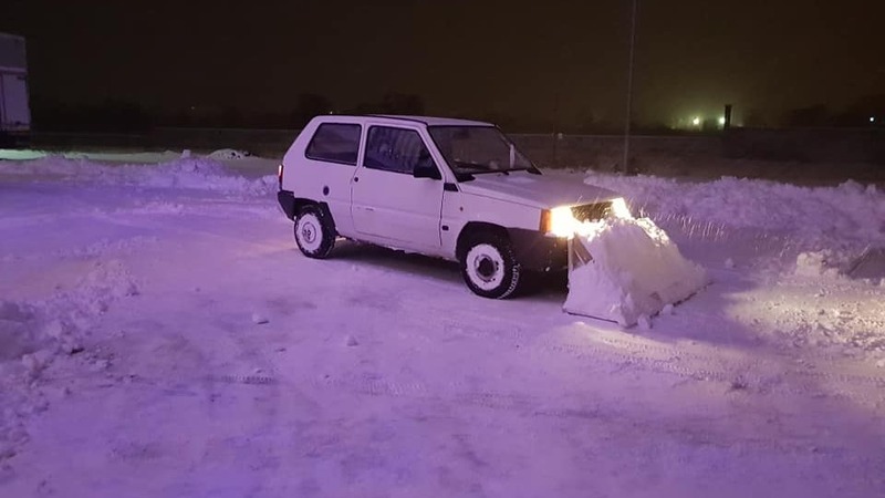 Strada bloccata? Un giovane falegname inventa la &ldquo;Panda spalaneve&rdquo;