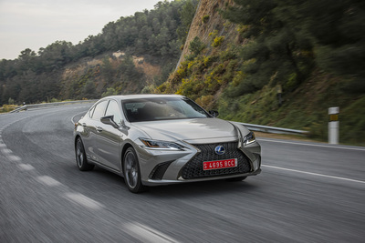 Lexus ES 2019, ci conquista con trazione anteriore ed eCVT [Video]