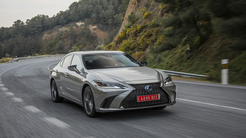 Lexus ES 2019, ci conquista con trazione anteriore ed eCVT [Video]