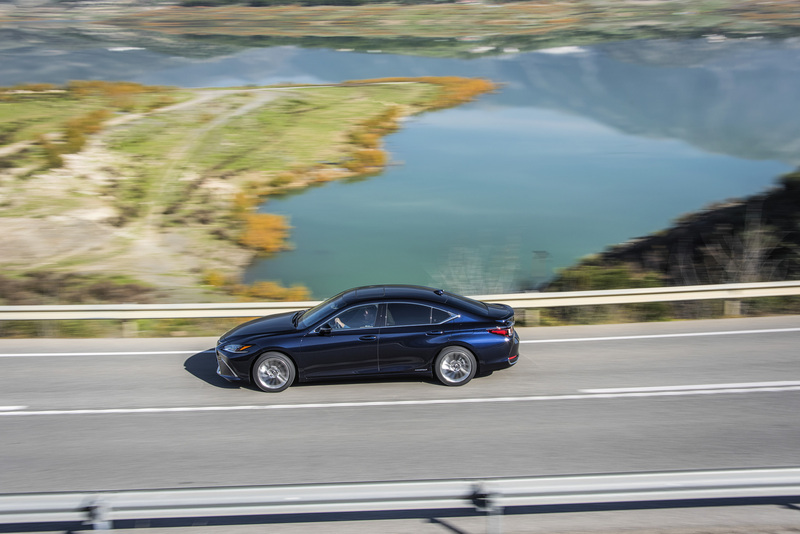 Sappiamo che i clienti tipo di questa Lexus ES saranno quelli appartenenti alla fascia delle lunghe percorrenze