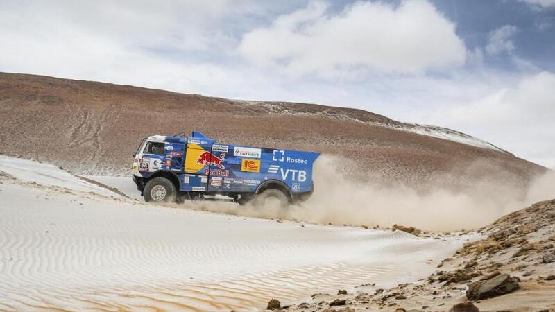 Dakar 2019 100% Per&ugrave;. Spettatore travolto da Camion. Fuori gara Karginov