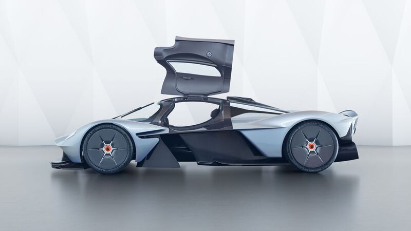 Vista laterale della Valkyrie: la nuova hypercar di Gaydon avr&agrave; pi&ugrave; di 1.000 CV e coster&agrave; circa 2,8 milioni di euro. E&#039; stata progettata da Adrian Newey